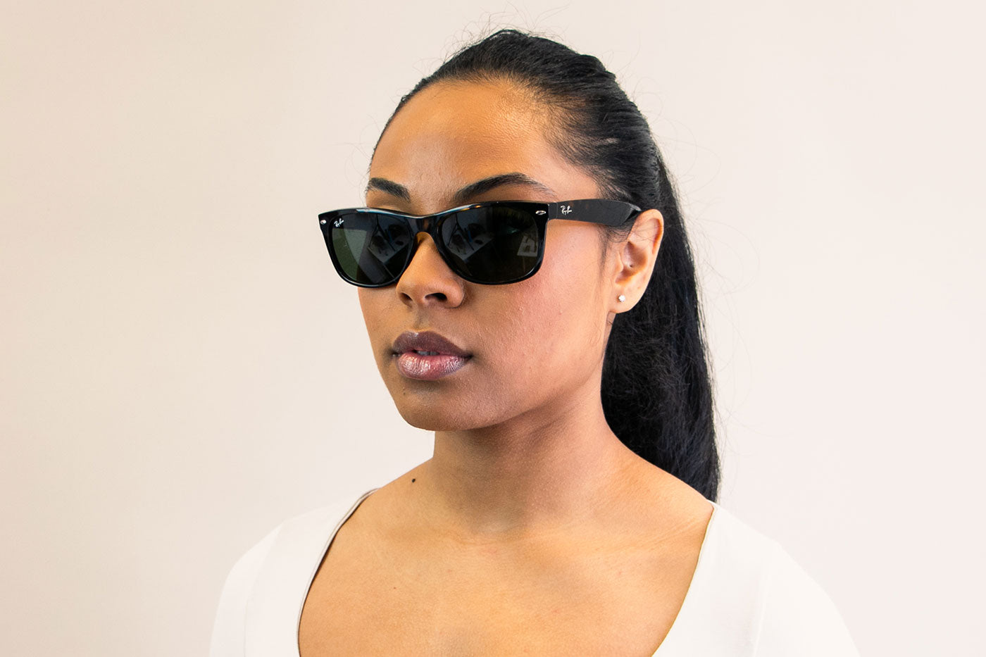 Model wearing RB2132 902 [fill]